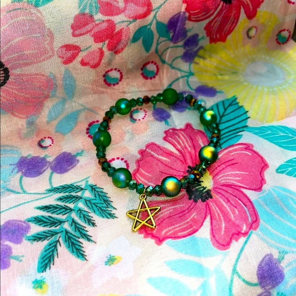 Jewelry - Green pentacle stretch bracelet
